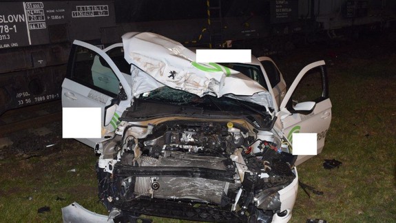 Pri nehode taxíka s nákladným vlakom sa zranili dve osoby!