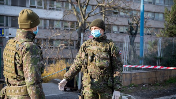 Počas núdzového stavu budú štátu pomáhať aj ozbrojené sily SR