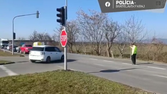 Diaľnica D1 pri Bratislave je uzavretá, na obchádzke sa zdržíte približne hodinu