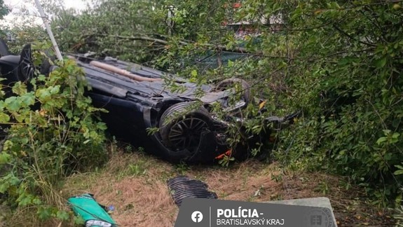 VIDEO: Mercedes vyletel z cesty, prevrátil sa a skončil v jednej zo záhrad v Mlynskej doline