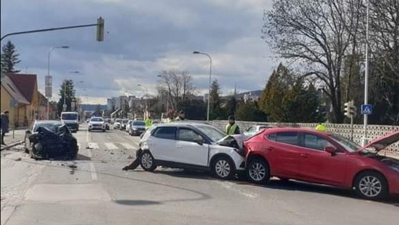 Kam sa pozeral? V Rači museli museli policajti riešiť úplne zbytočnú nehodu troch áut