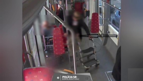 VIDEO: Muž s chodítkom vytiahol v električke pohlavný úd, následne napadoil staršieho pána