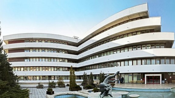 Vyskočila mladá žena z okna? 