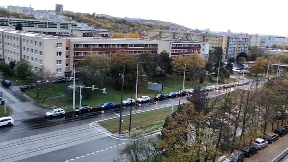 VIDEO: Takéto dlhé rady automobilov ste v Bratislave asi ešte nikdy nevideli...