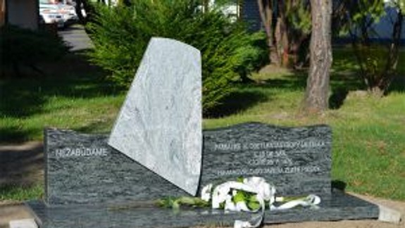 Obetiam havárie lietadla odhalili pamätník