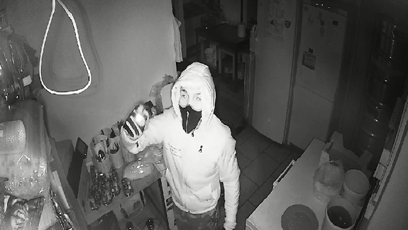 FOTO: Tento maskovaný muž navštívil v noci reštauráciu, kde ráno chýbali peniaze a tovar za vyše 2000 eur!