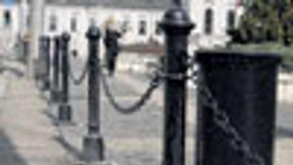 Reťaze bránia nielen autám, ale aj ľuďom