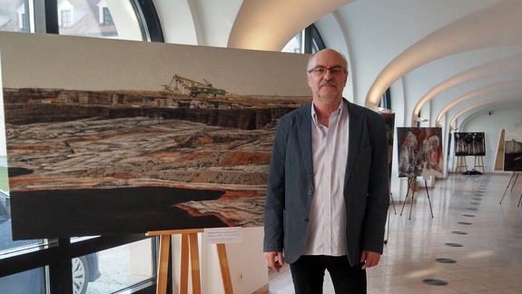 Tip pre milovníkov umenia: Na Bratislavskom hrade je otvorená výstava obrazov Jiřího Strachotu Antropocén (a jej bytosti)