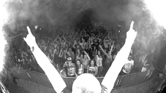 VIDEO: Zo Zlatých pieskov evakuovali v noci 6000 účastníkov tanečnej párty