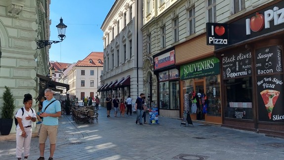 Sme z opatrení proti šíreniu covidu už unavení? Ochota dodržiavať ich je na minime