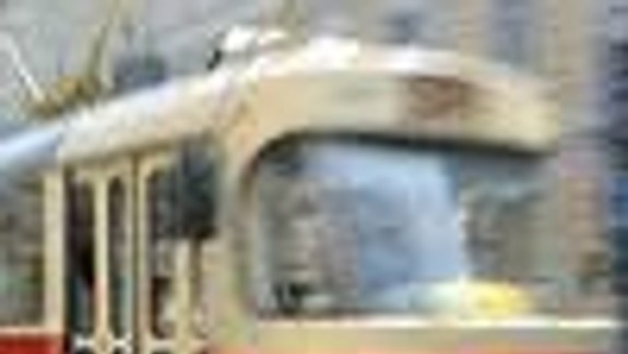 Na Karloveskej sa zrazilo auto s električkou