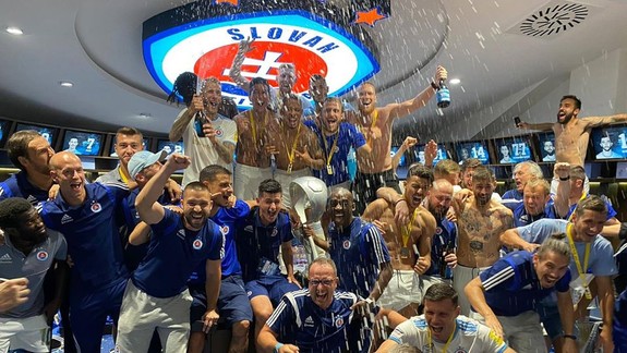 Futbalisti ŠK Slovan Bratislava sa tešia zo zisku Slovenského pohára - vo finále zdolali Ružomberok 1:0
