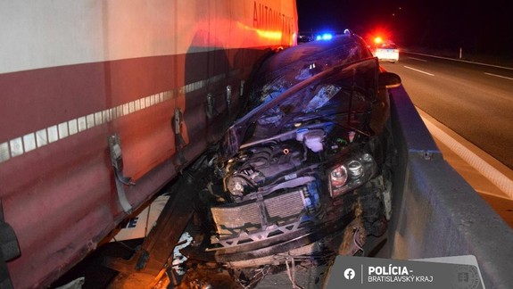 Nehoda na D1: Kamión pritlačil osobné auto k betónovým zvodidlám