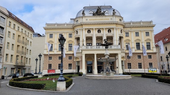 Na Hviezdoslavovo námestie dovezú vianočný stromček, darovala ho rodina z Devína