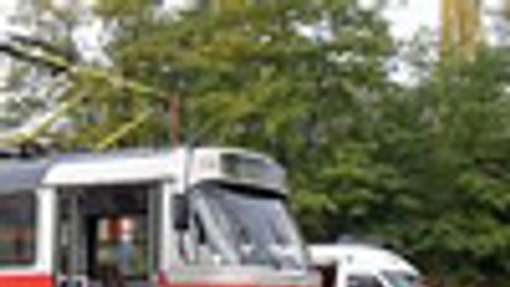 Dnes sa znovu zrazila električka s osobným autom