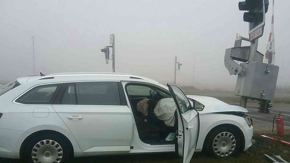 FOTO: Na železničnom priecestí narazil vodič autom priamo do stĺpa tak silno až zlomil závory...