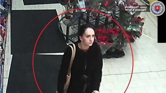 FOTO: Polícia sa chce tejto slečny opýtať, či nevie nič o zmiznutej kabelke z nákupného vozíka...