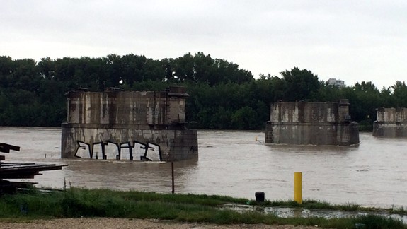 Vysoká voda znemožňuje rozoberanie pilierov Starého mosta