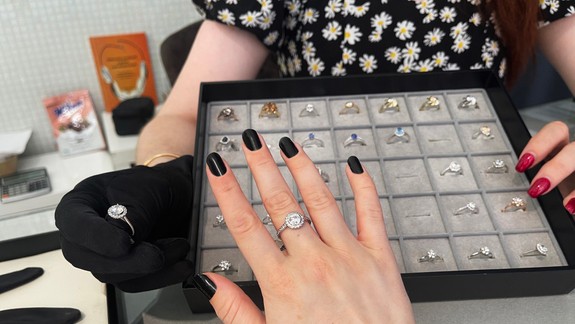 Čo by mal muž vedieť o kúpe zásnubného prsteňa?