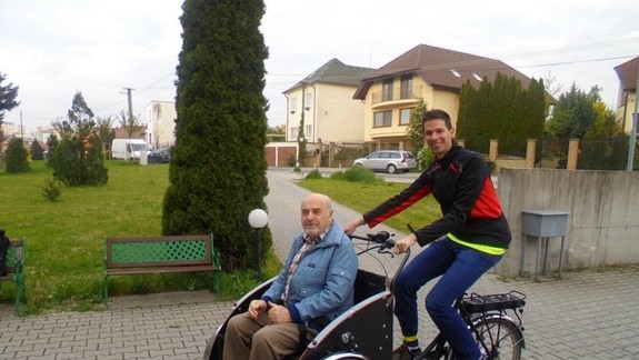 Chcete voziť račianskych seniorov na rikši? Hľadajú dobrovoľníka