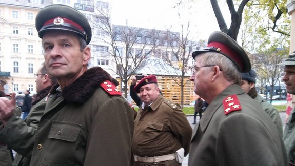 FOTO a VIDEO: Na Hviezdoslavovo námestie sa vrátili veksláci aj socialistickí policajti