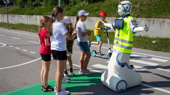 Deťom pomôže prejsť cez cestu: V Karlovej Vsi otestovali humanoidného robota