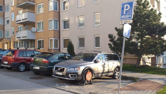 Karlova Ves osadila parkovacie senzory na miesta pre ŤZP osoby