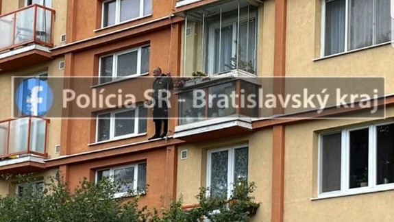 Dráma v Ružinove: Muž stál na parapete a chcel skokom ukončiť svoj život