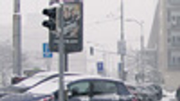 Na Kollárovom námestí autá stále parkujú