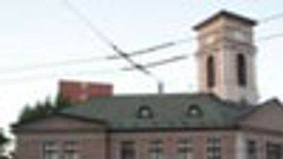 Budova konskej železnice má parkovisko