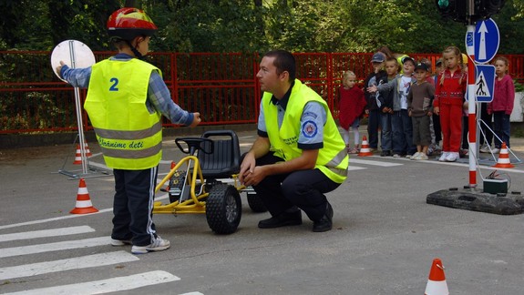 VIDEO: Mestskí policajti predviedli svoje mobilné dopravné ihrisko škôlkárom z Dúbravky
