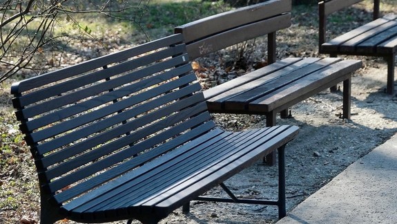 V Sade Janka Kráľa vymieňajú staré lavičky za nové "československé"