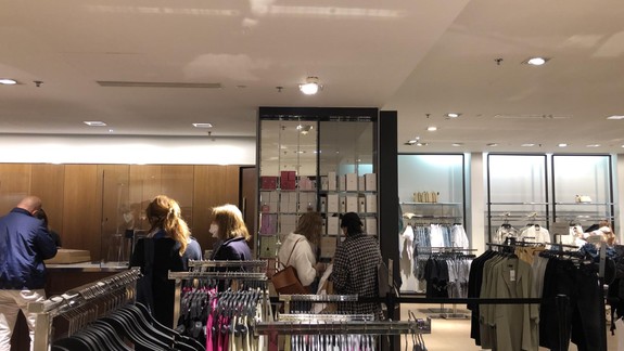 Od piatka sú otvorené všetky obchody a niektoré služby či hotely. Ako majú fungovať?