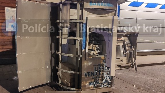 Zlodeji v Ivanke pri Dunaji vyhodili do vzduchu bankomat