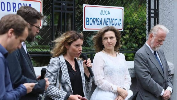 Akcia pred ruským veľvyslanectvom: Na Ulicu Borisa Nemcova prišla i dcéra zavraždeného politika