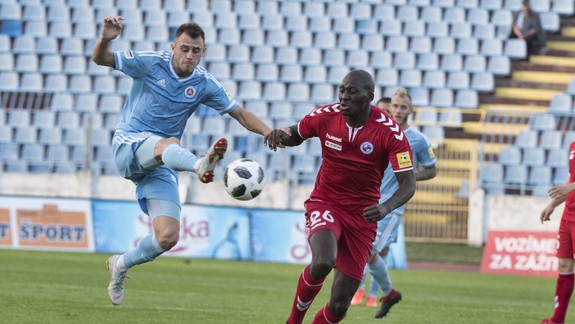 Líder tabuľky - futbalisti ŠK Slovan po víťazstve v Trnave len remizovali doma so Senicou 2:2