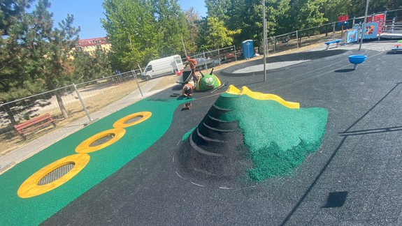 Vynovené ihrisko v Dúbravke otvoria veľkolepo pred začiatkom školského roka