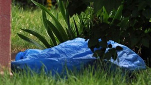 Mladý pár našiel v kríkoch na Žižkovej ulici mŕtveho muža