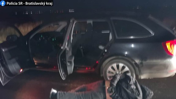 FOTO: Policajti zastavili ukradnuté auto a keďže posádka im kládla odpor, tak ju museli spacifikovať