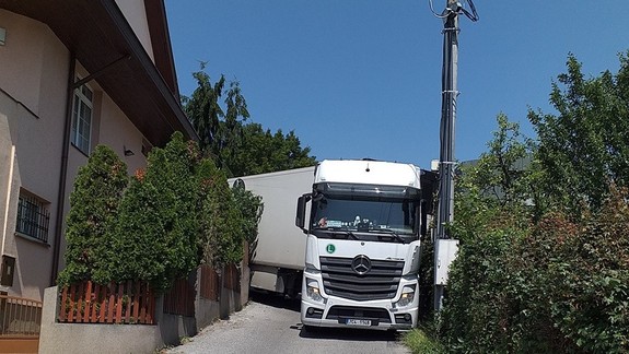 VIDEO: Kamión uviazol v jednosmerkách na Kolibe - zlyhala vodičovi navigácia?