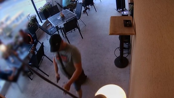 VIDEO: Poznáte pána na záberoch? Policajtom by mohol pomôcť objasniť krádež peňaženky v reštaurácii