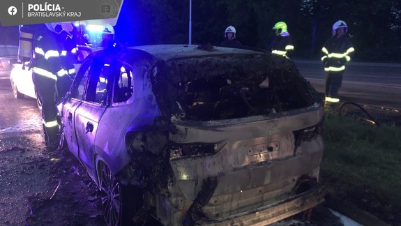 Vo Vrakuni niekto v noci podpálil nové BMW, zhorelo úplne