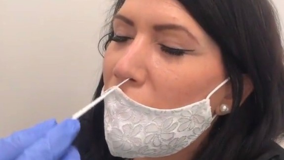 VIDEO: Poslanci sa hromadne testovali: Ako prebiehalo antigénové testovanie u poslankyne Bittó Cigánikovej?