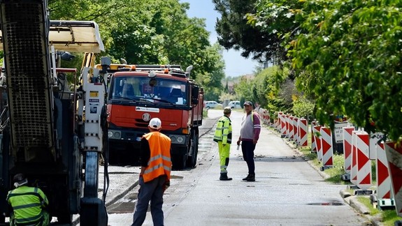 Mesto opravuje dažďovú kanalizáciu na Dolnozemskej i chodník v Čunove
