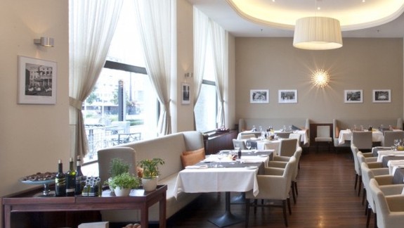 V Carltone je opäť reštaurácia Savoy