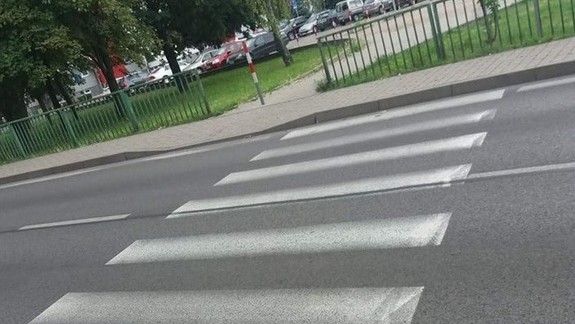 FOTO: Za tento nepodarený priechod pre chodcov vo Vrakuni sa cestárom smejú – vidíte prečo?