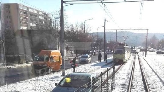 Bratislavčan „zaparkoval“ svoje auto priamo na koľajniciach električiek!
