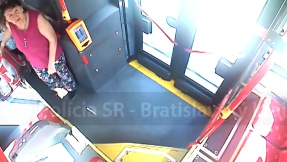 Nepoznáte túto paniu? Mohla by policajtom pomôcť objasniť záhadu zabudnutého notebooku