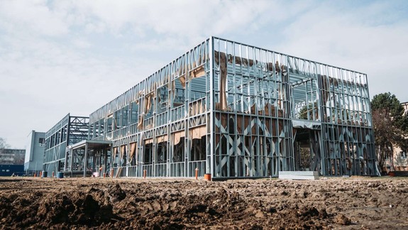 ZŠ Ostredková v Ružinove sa rozrastá o nový moderný pavilón z unikátnej konštrukcie Pinnacle