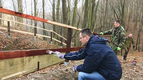 FOTO: Poslanec Tomáš Korček pomáhal "zazimovať" bunker